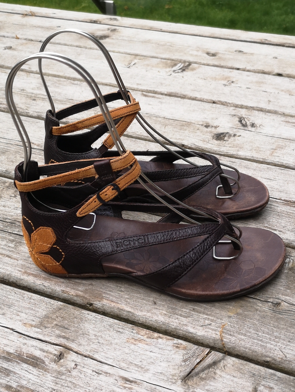 Merrell leather flower thong sandals
